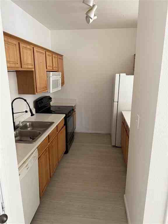 989 Lake Dr - Photo 4 of 10