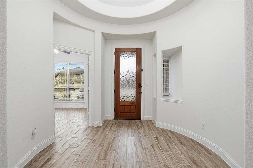 2604 Dylan Ln - Photo 4 of 33