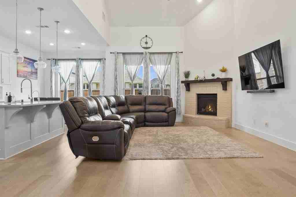 1255 Sumner Street - Photo 3 of 40