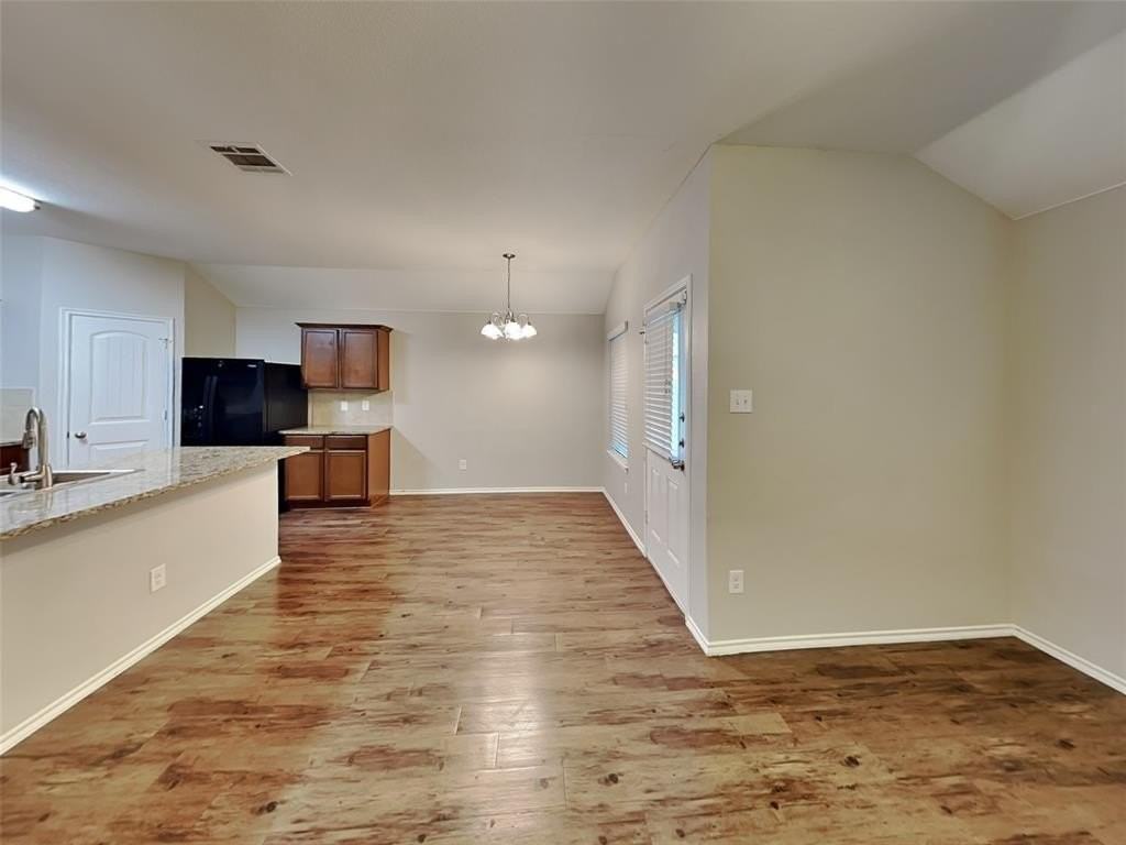 3025 Iris Dr - Photo 4 of 23