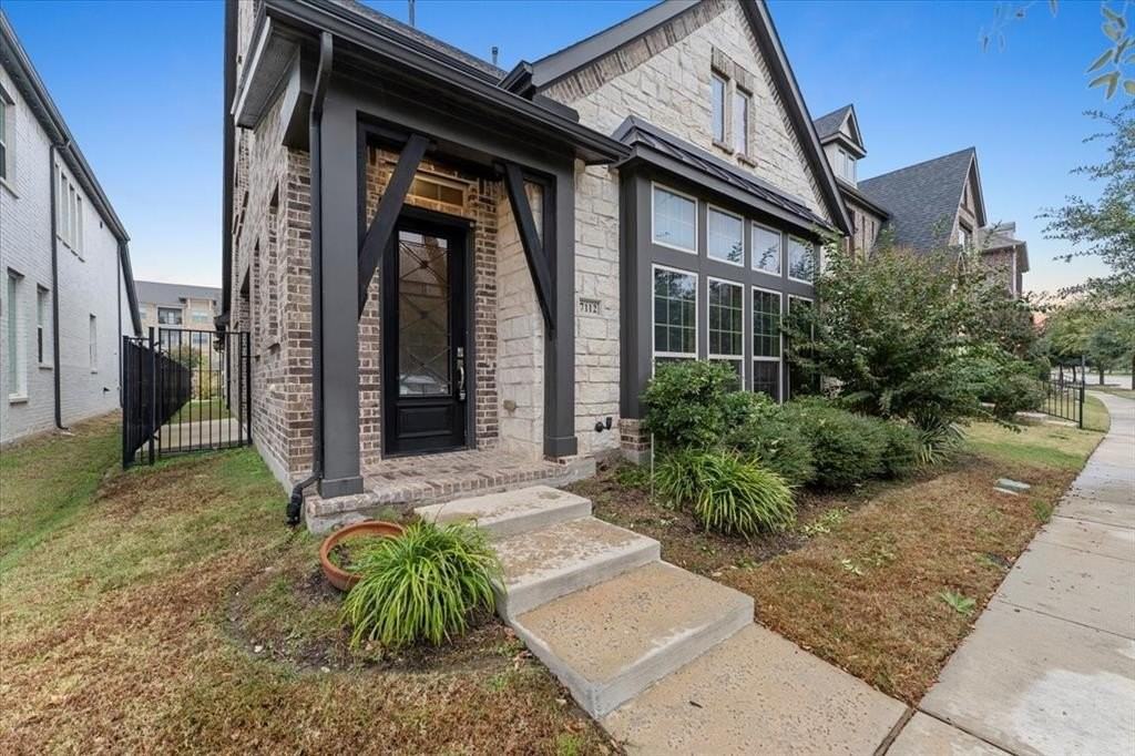 7112 Royal View Drive - Photo 2 of 40