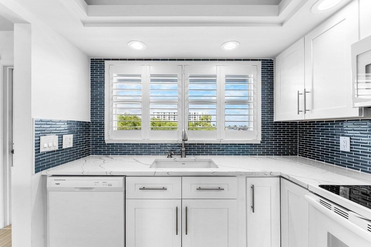 2004 S Federal Hwy #D403 - Photo 4 of 35