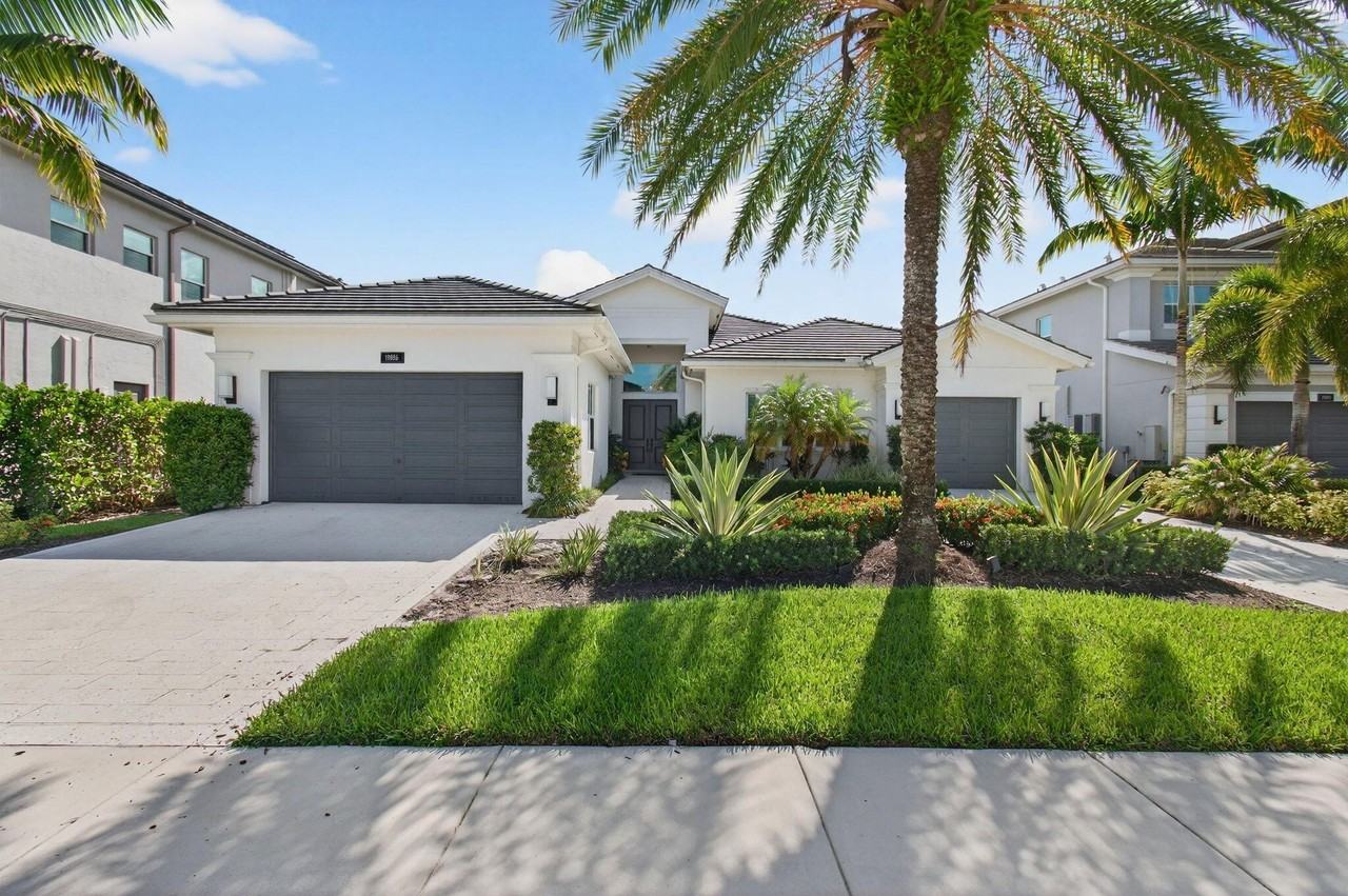 19886 Meadowside Ln - Photo 3 of 50