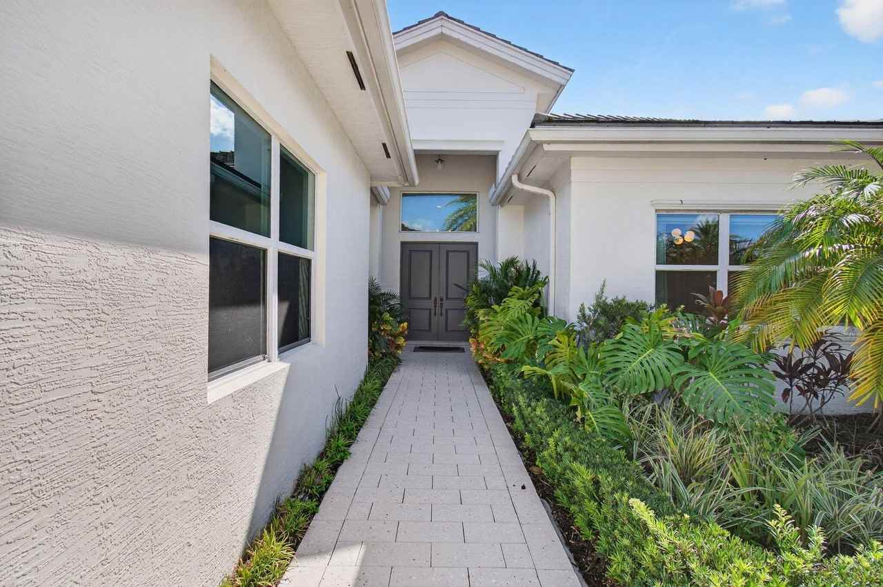 19886 Meadowside Ln - Photo 5 of 50