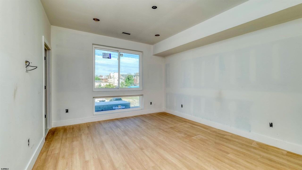 107 S Kentucky Ave - Photo 3 of 34