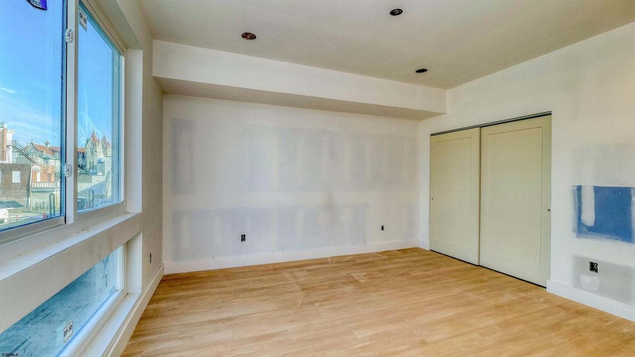 107 S Kentucky Ave - Photo 4 of 34