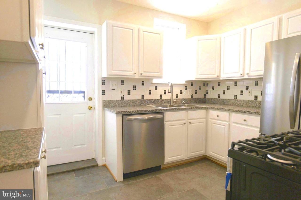 128 Thomas Street Northwest #A - Photo 4 of 23