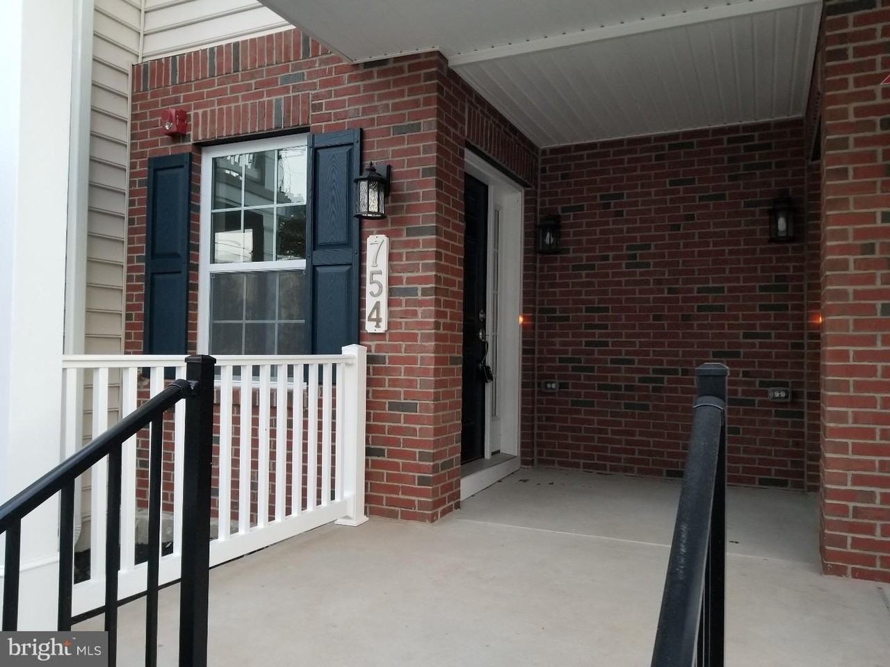 754 W 2nd St - Photo 4 of 18