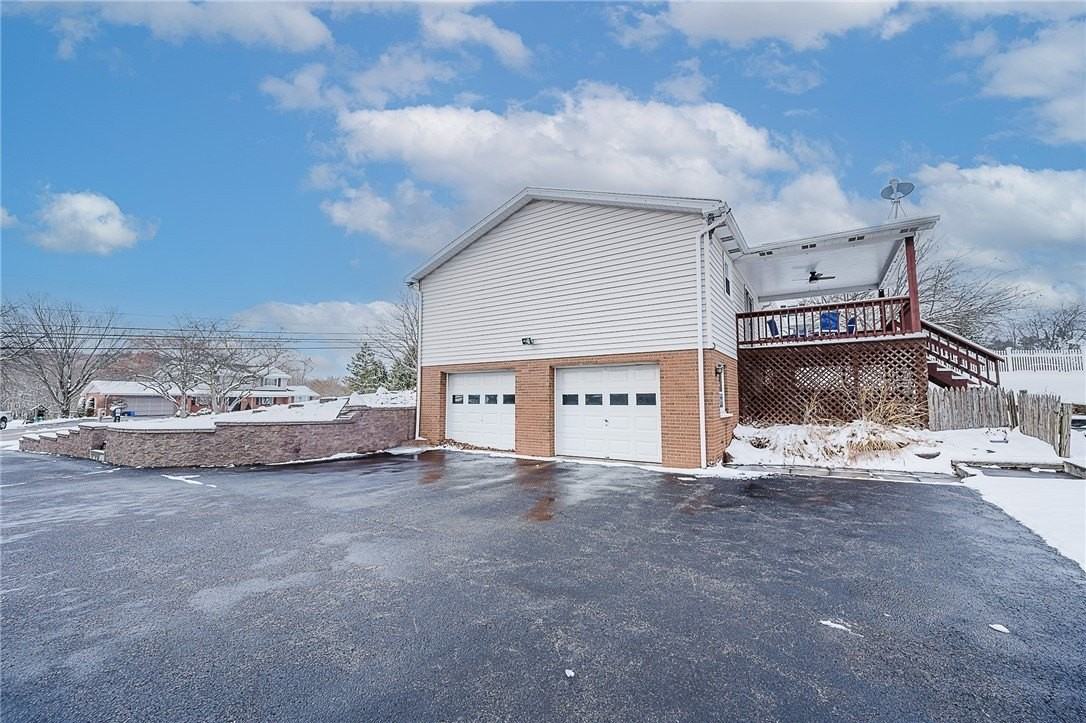 979 Barclay Rd - Photo 2 of 32