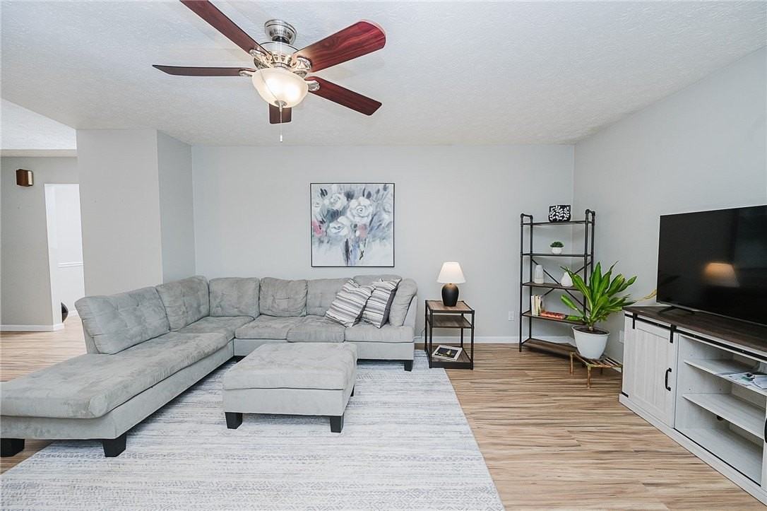 979 Barclay Rd - Photo 4 of 32