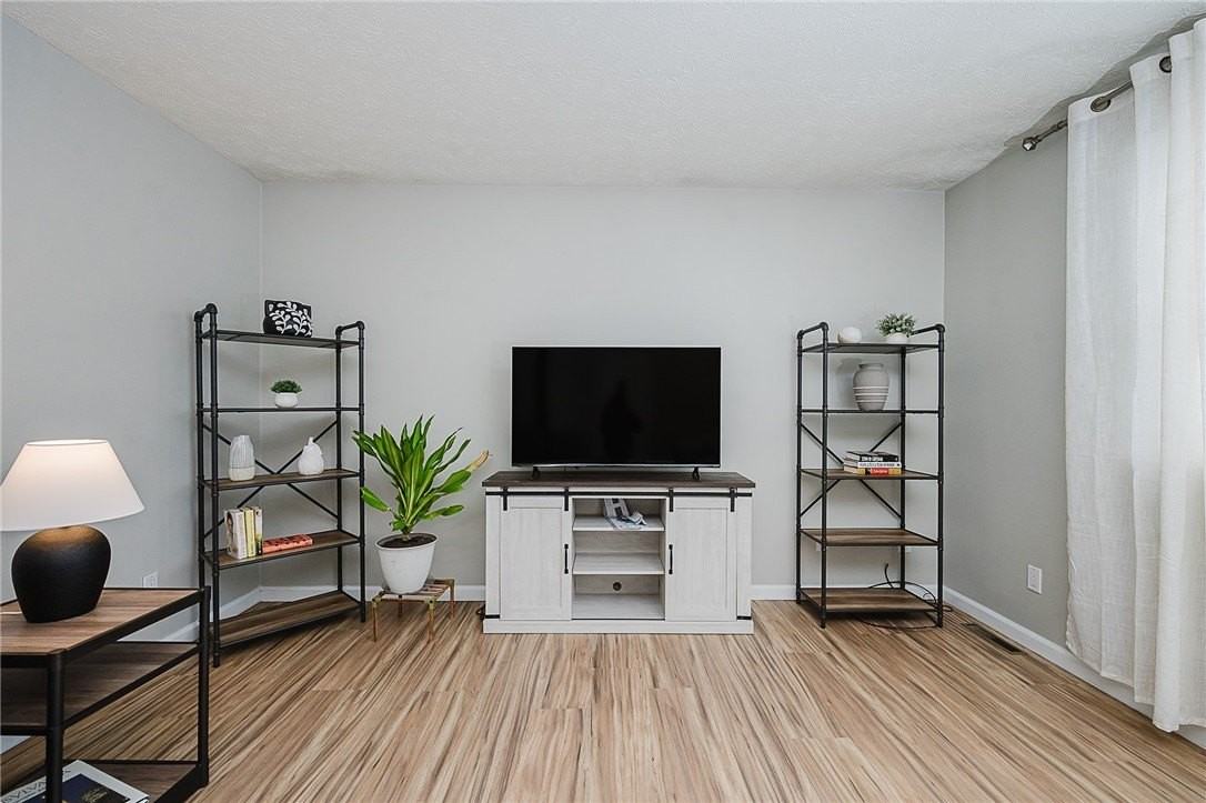 979 Barclay Rd - Photo 7 of 32