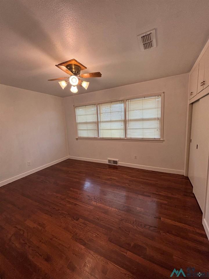 1420 E 21st St - Photo 5 of 23