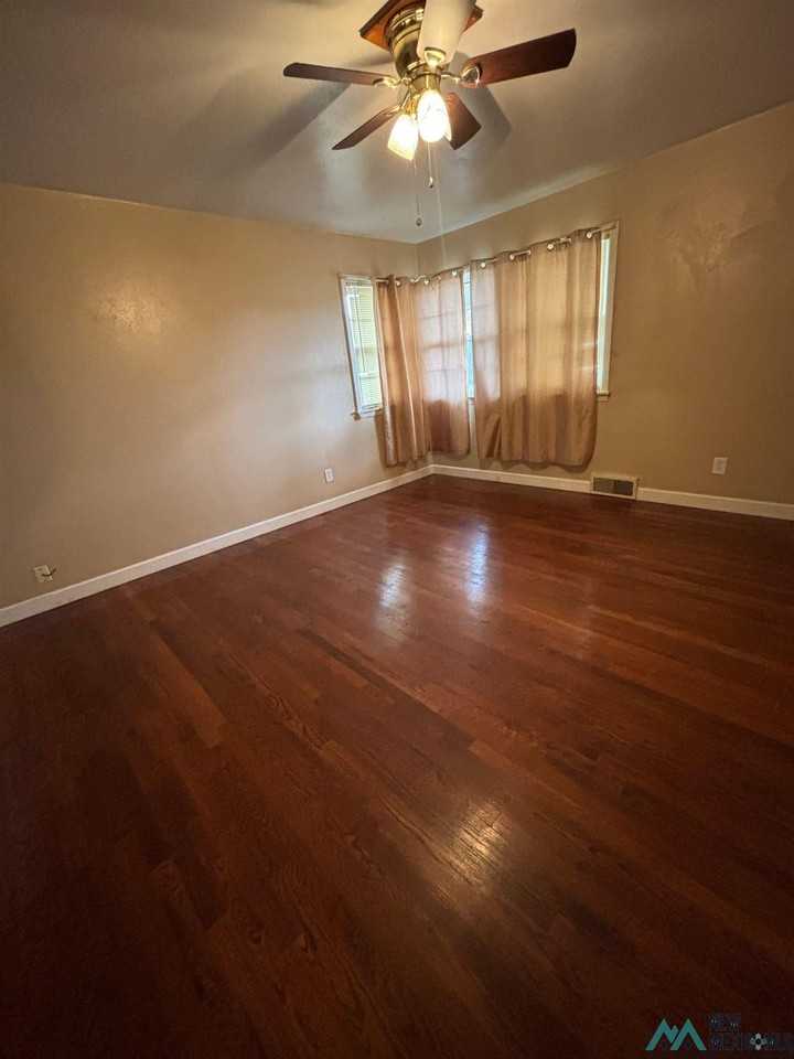 1420 E 21st St - Photo 6 of 23