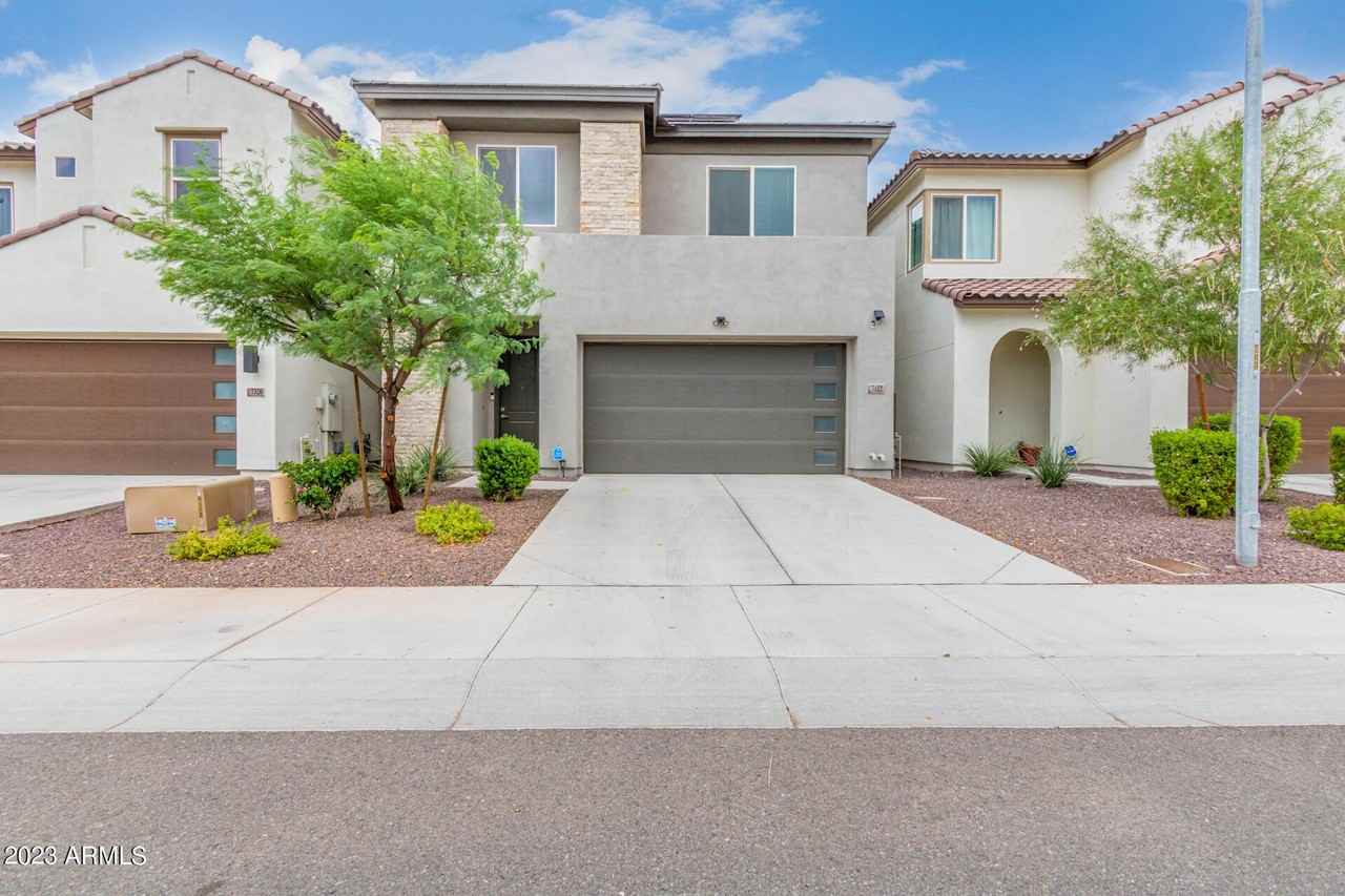 7322 West Phelps Road - Photo 2 of 33