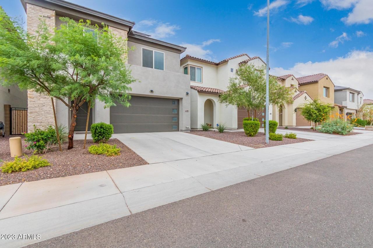 7322 West Phelps Road - Photo 3 of 33