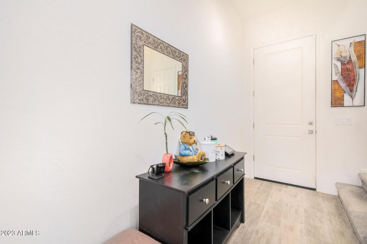 7322 West Phelps Road - Photo 5 of 33