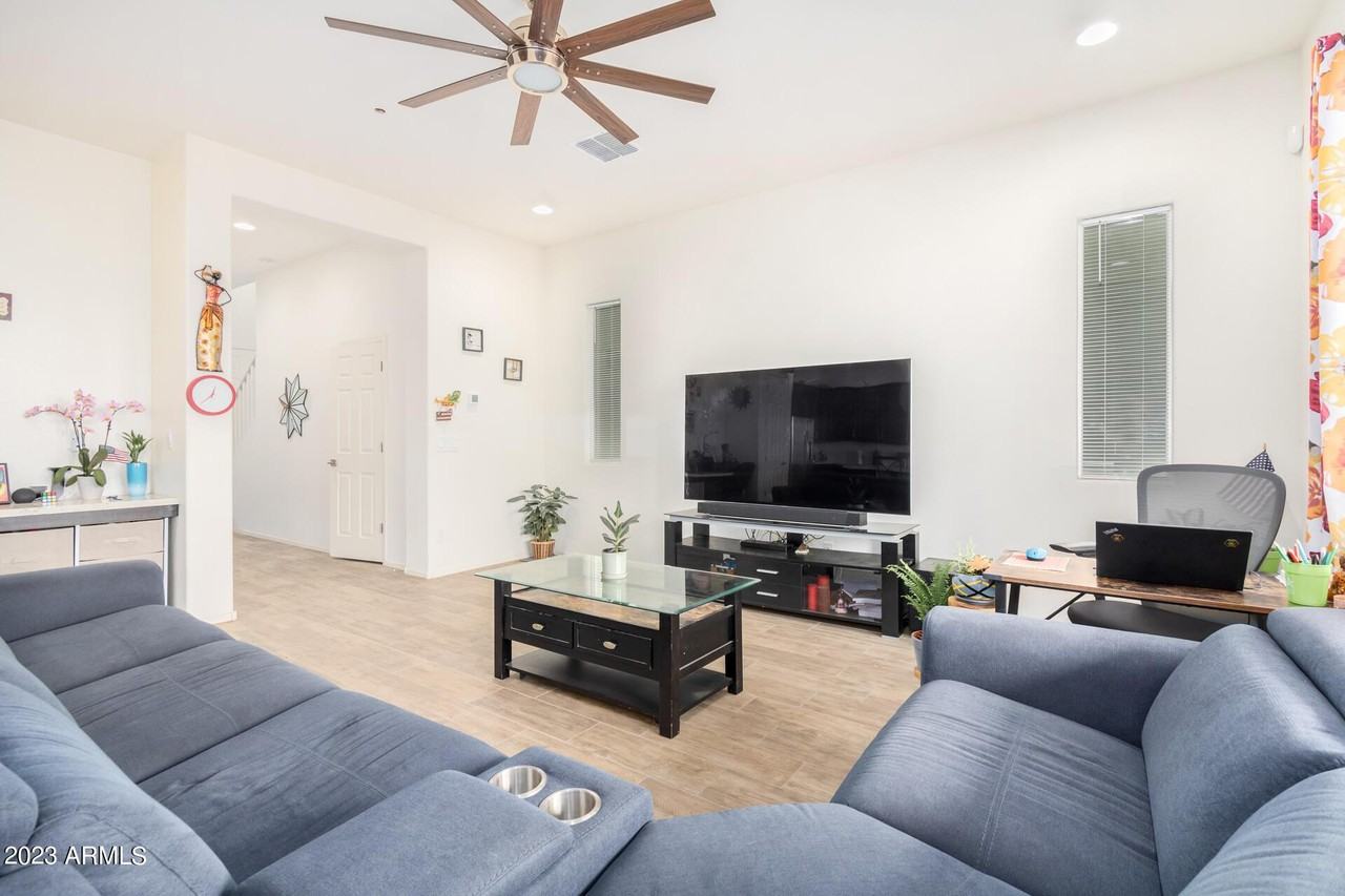 7322 West Phelps Road - Photo 6 of 33