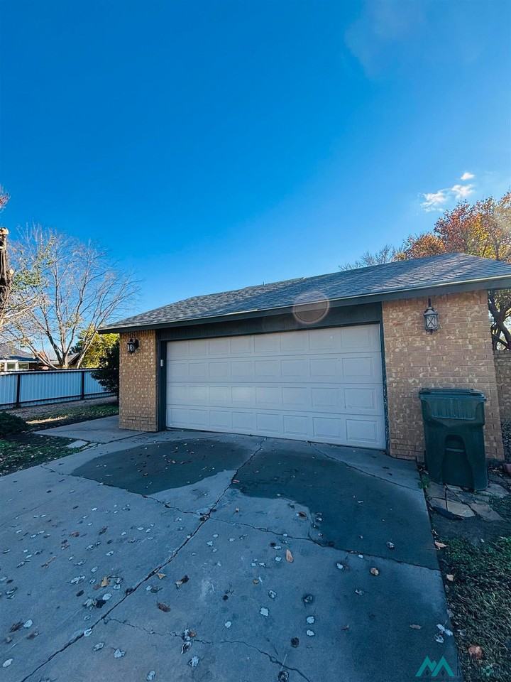 1917 Colonial Parkway - Photo 4 of 17