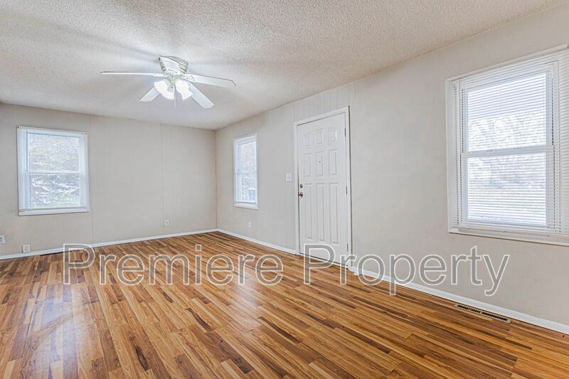7111 Ne 52nd St - Photo 2 of 12