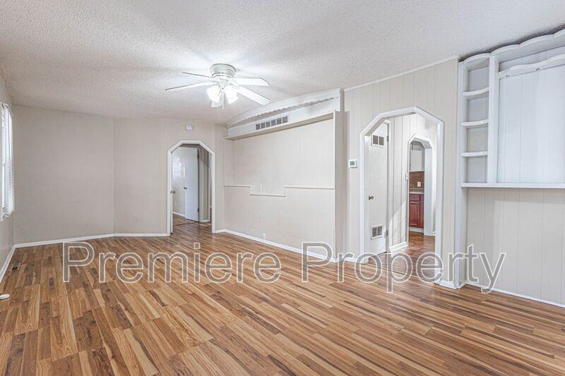 7111 Ne 52nd St - Photo 3 of 12