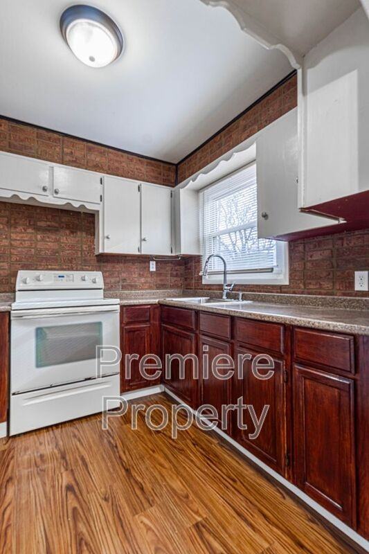 7111 Ne 52nd St - Photo 5 of 12