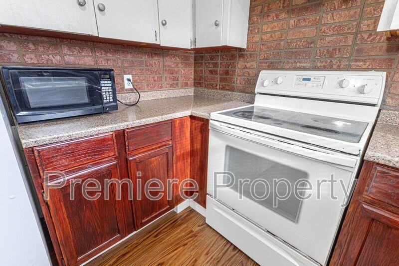 7111 Ne 52nd St - Photo 7 of 12