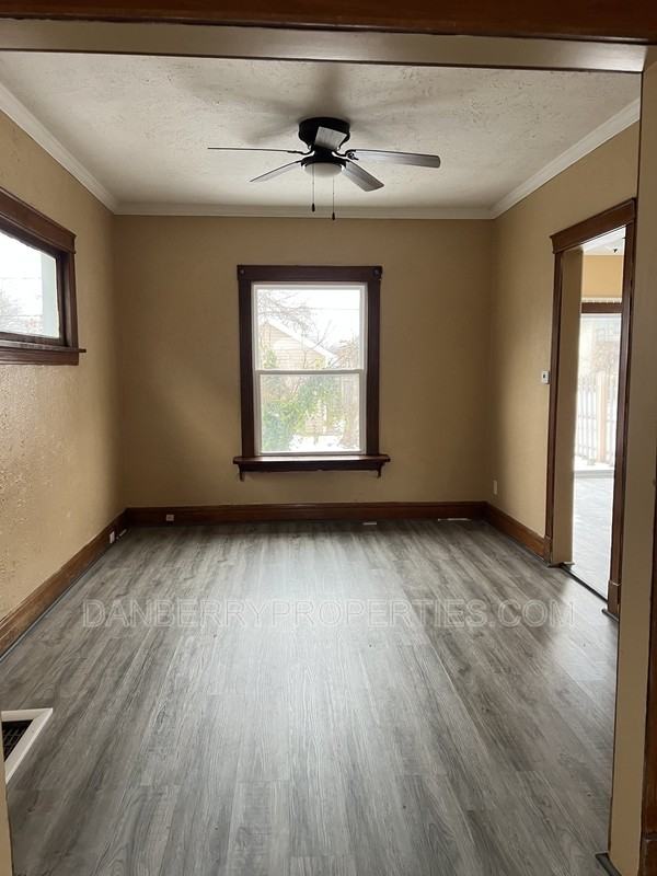 2416 Lawton Ave - Photo 4 of 15