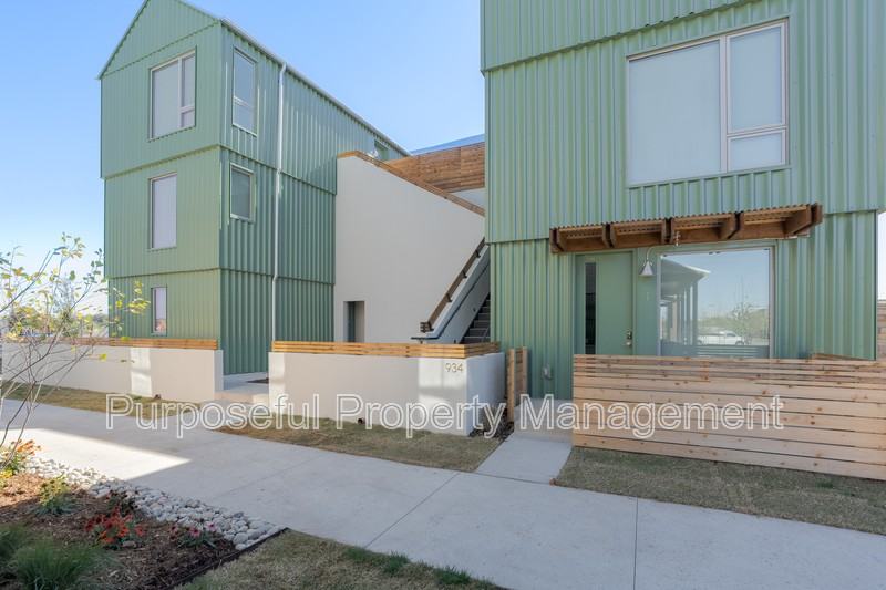 934 Hangar Dr - Photo 2 of 25