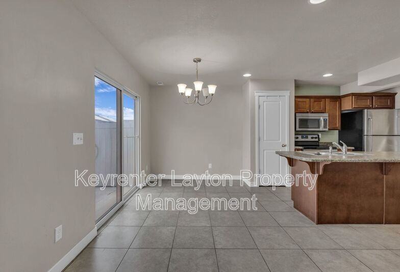 2415 Wellington Ave - Photo 4 of 29