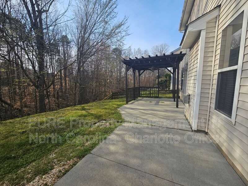 5004 Centerview Dr - Photo 5 of 11