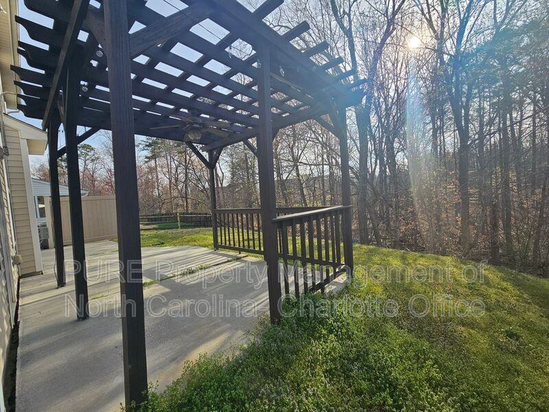 5004 Centerview Dr - Photo 7 of 11