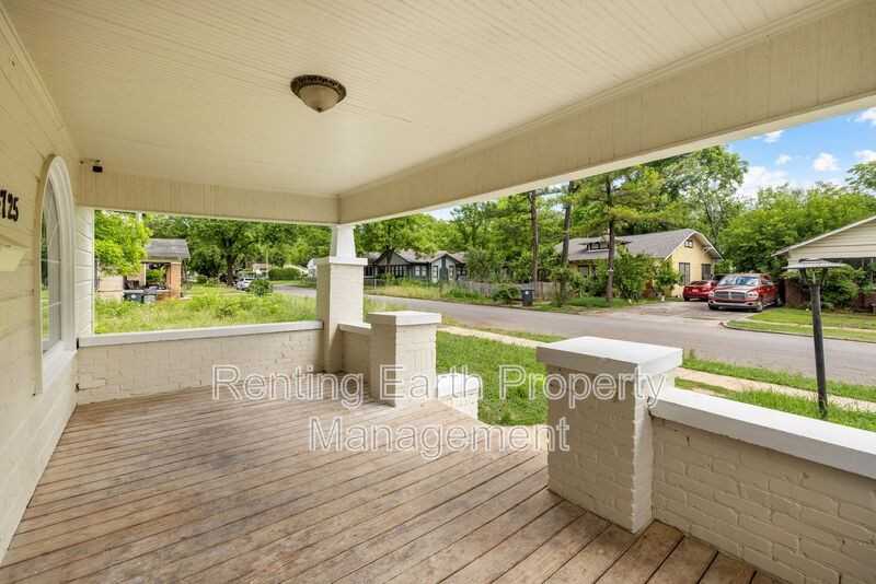 4725 Court R - Photo 5 of 18