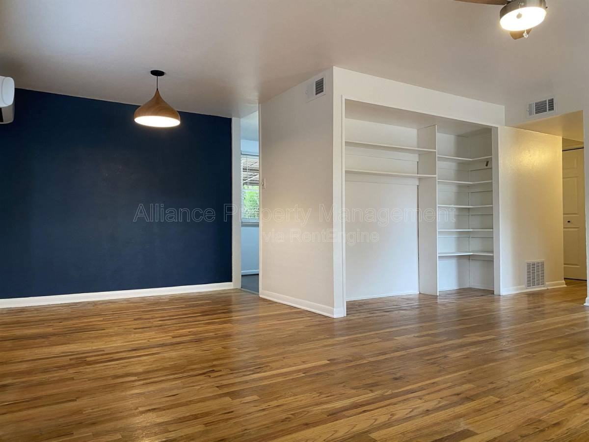 2605 Lark Dr - Photo 3 of 10