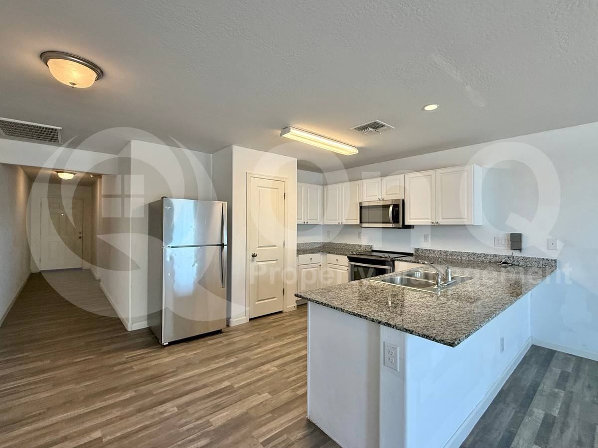 211 S Azteca Dr - Photo 2 of 10