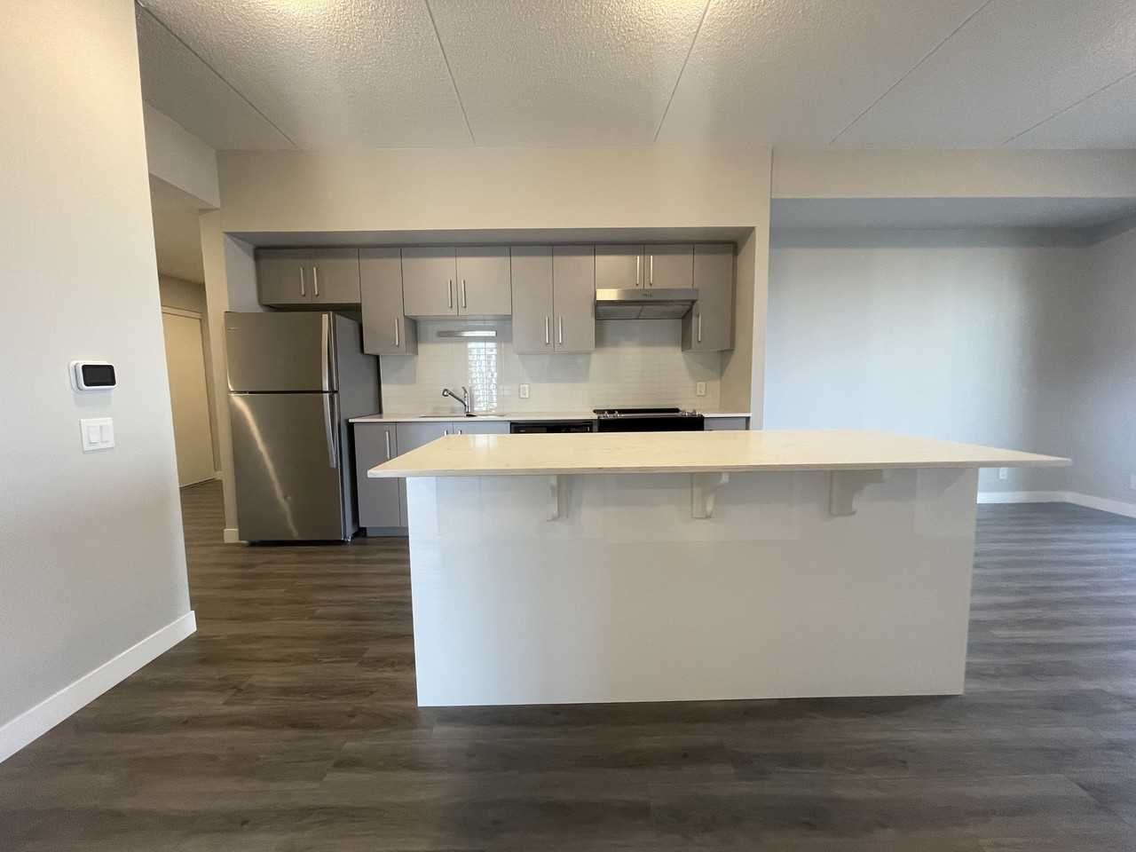 499 Queen St S - Photo 2 of 14