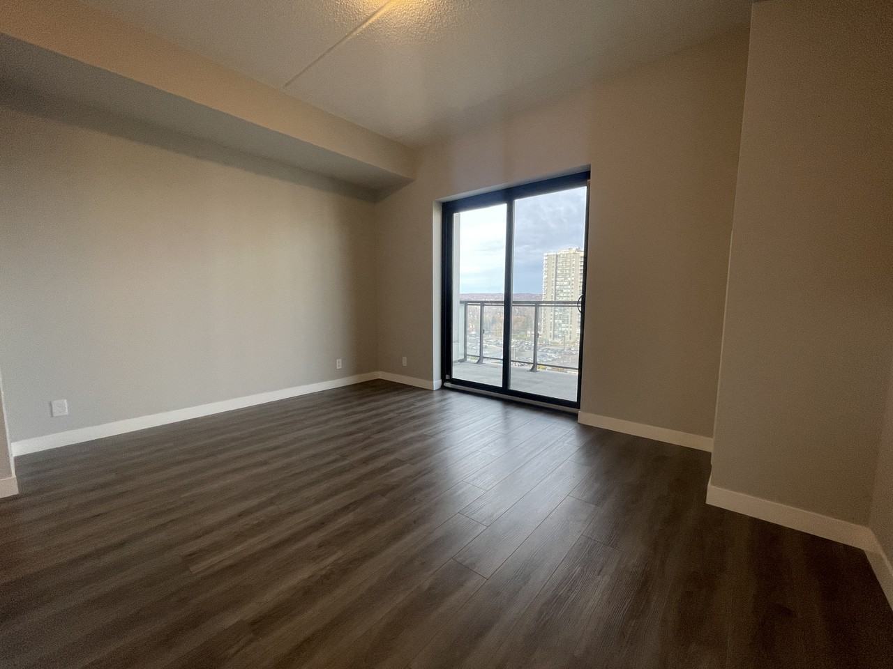 499 Queen St S - Photo 7 of 14