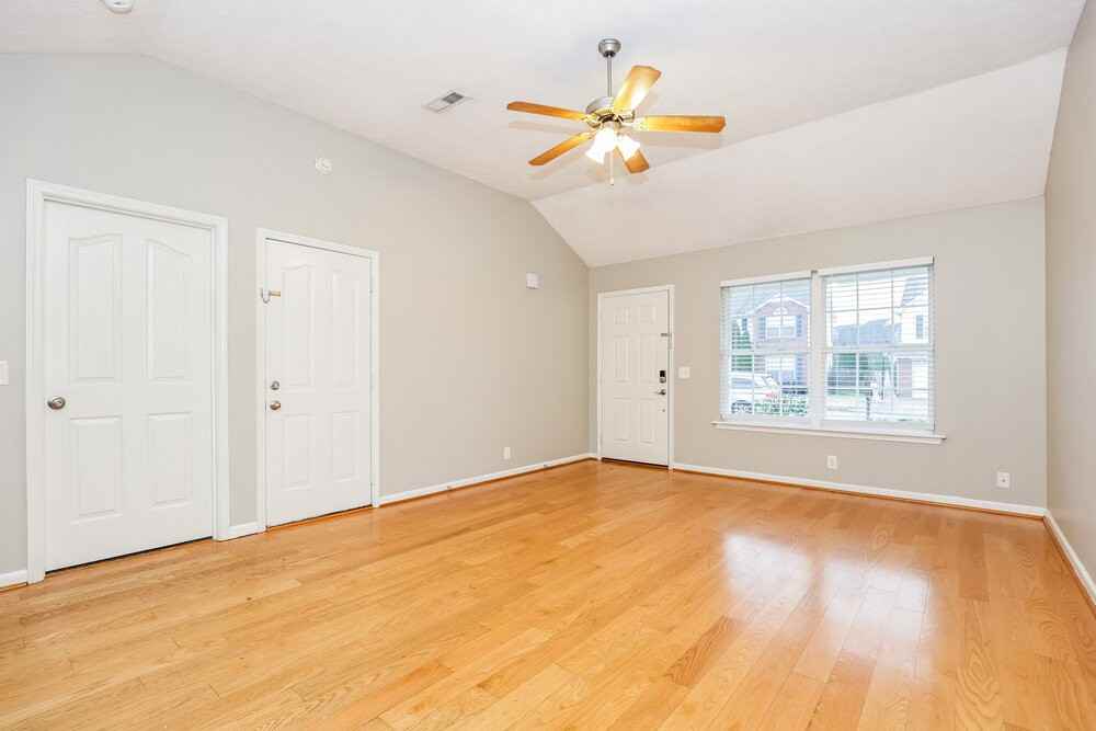 8009 Maggie Ct - Photo 4 of 16