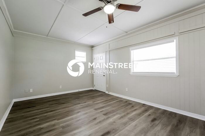 107 Lake Elizabeth Dr - Photo 3 of 16