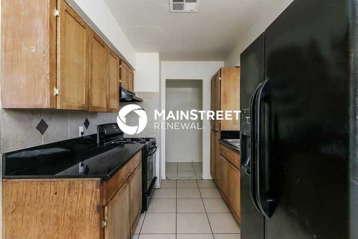 2027 West Chambers Street - Photo 5 of 16