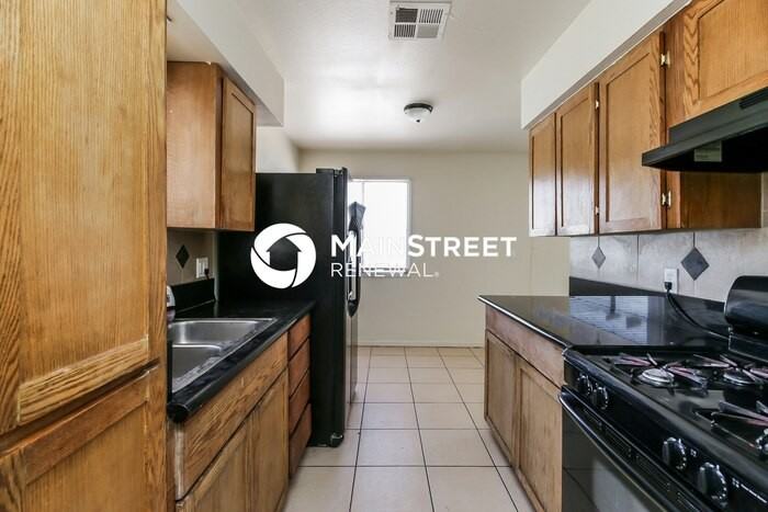 2027 West Chambers Street - Photo 6 of 16