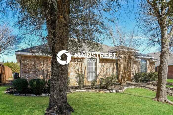 1017 Glencrest Dr - Photo 2 of 16