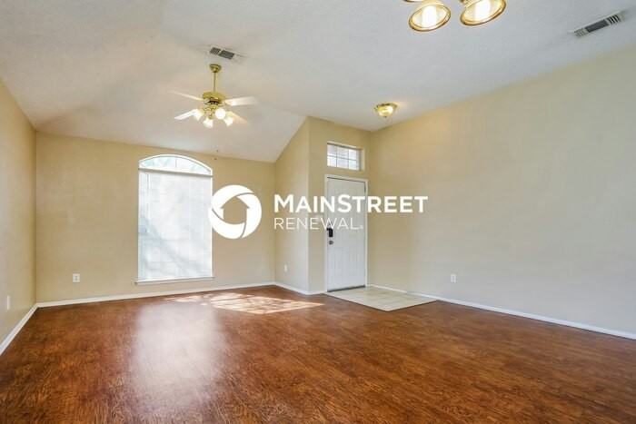 1017 Glencrest Dr - Photo 4 of 16