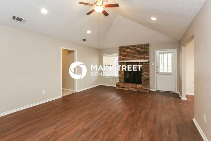 521 Anglebluff Dr - Photo 2 of 16