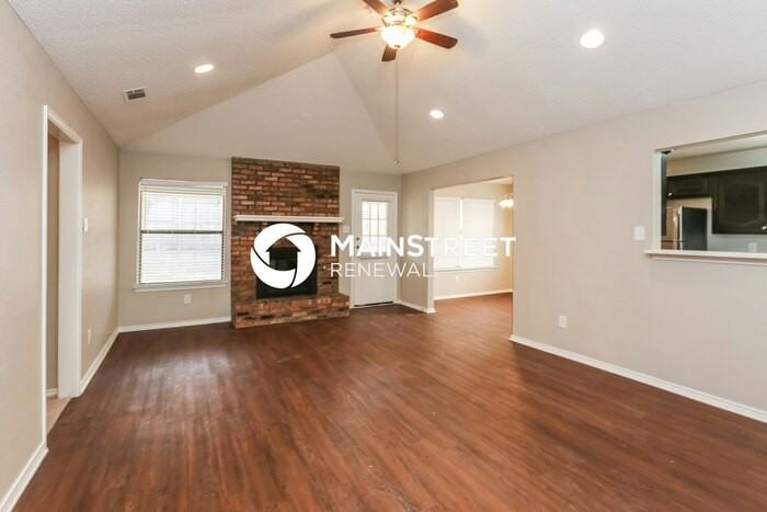 521 Anglebluff Dr - Photo 3 of 16