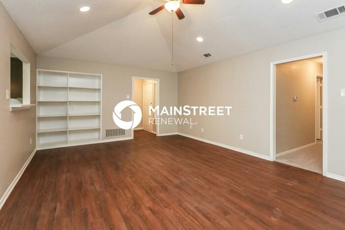 521 Anglebluff Dr - Photo 4 of 16