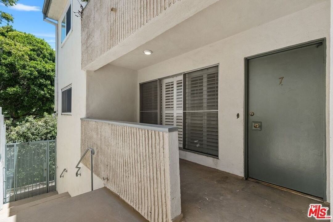 2621 Centinela Ave Apt 7 #7 - Photo 2 of 34