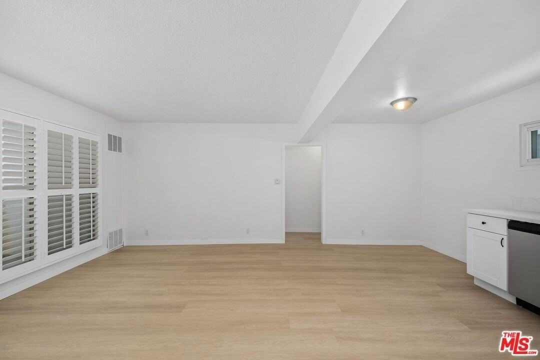 2621 Centinela Ave Apt 7 #7 - Photo 4 of 34