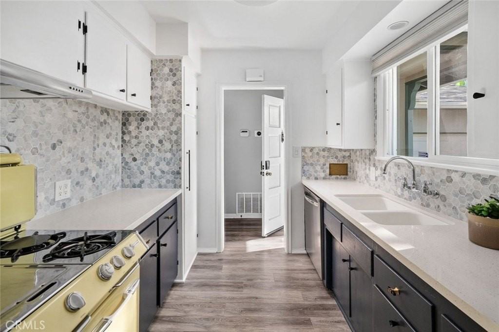 12543 Hartland St - Photo 4 of 35