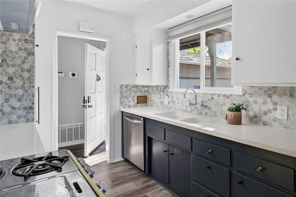 12543 Hartland St - Photo 5 of 35