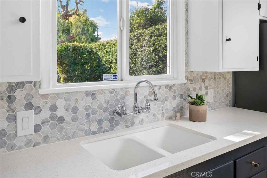 12543 Hartland St - Photo 6 of 35